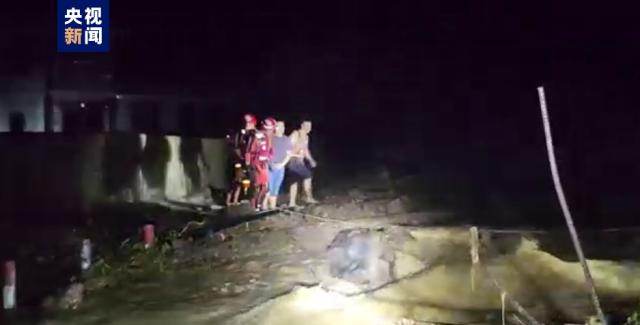 Fire emergency rescue for multiple trapped people, heavy rainfall in Xiushan, Chongqing causing landslide and road interruption | Rescue | Collapse