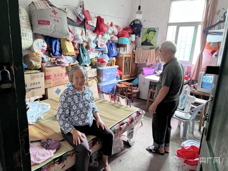 The old man lived in a tin house for 5 years! When is the head?, Geological disasters have caused hundreds of people to relocate and be affected by the disaster | settling down | number of people