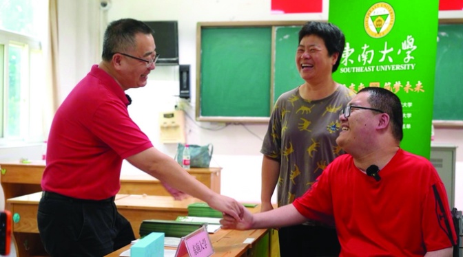 Invited by this university!, Son of a college entrance exam student who can write with only two fingers | Dong Yichao | Fingers