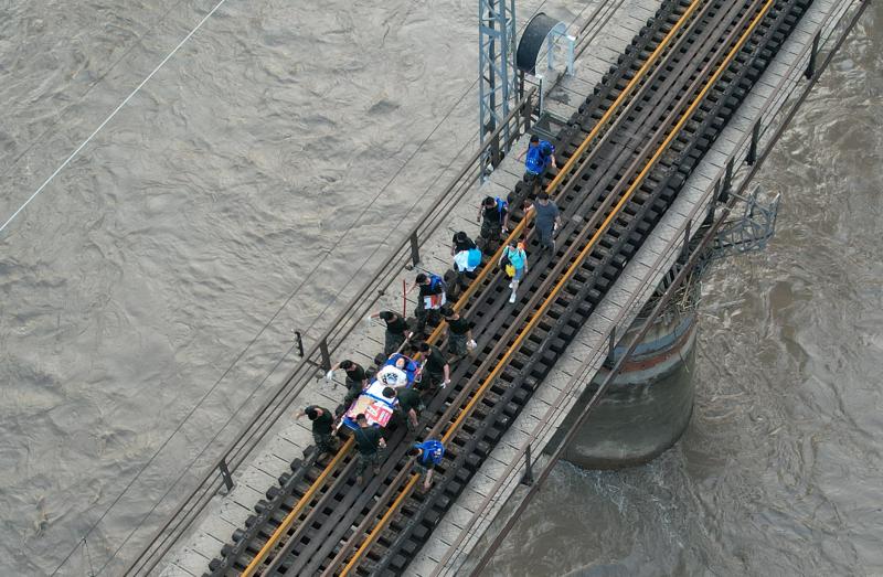 The people are supreme -- the Party Central Committee with Comrade Xi Jinping as the core is strong and powerful in directing Beijing's flood control and flood relief work | personnel | Party Central Committee