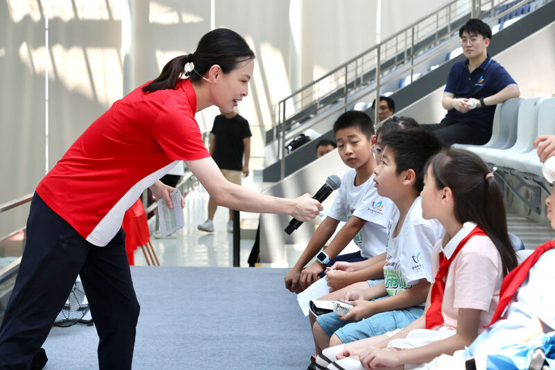 Olympic diving champion Wu Minxia takes her children to check in at the sports stadium and approach the path of becoming champions: to have the courage to pursue a dream woman | Sports | Champion