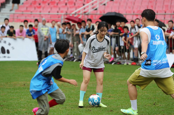 The first Chinese football carnival brought a sports craze, and the Shanghai Fashion Life Festival was launched. Fans | Experts | Football