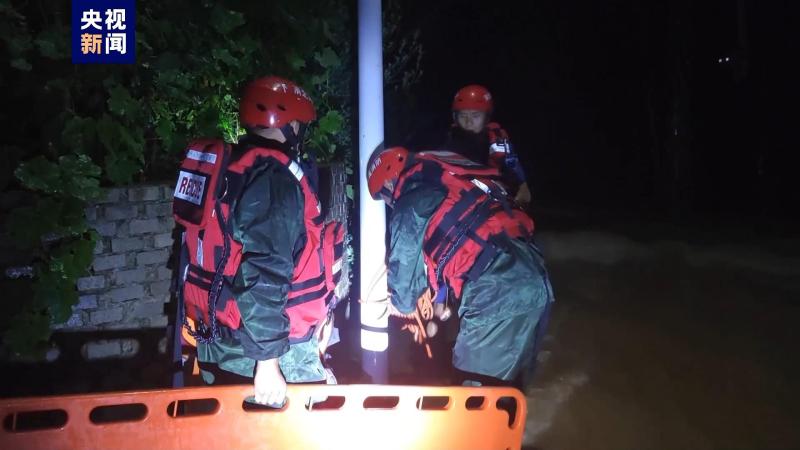 On site rescue of expectant pregnant women and safe transfer of elderly people living alone... Rescue personnel in multiple parts of Hebei are in action | rescuing | elderly people