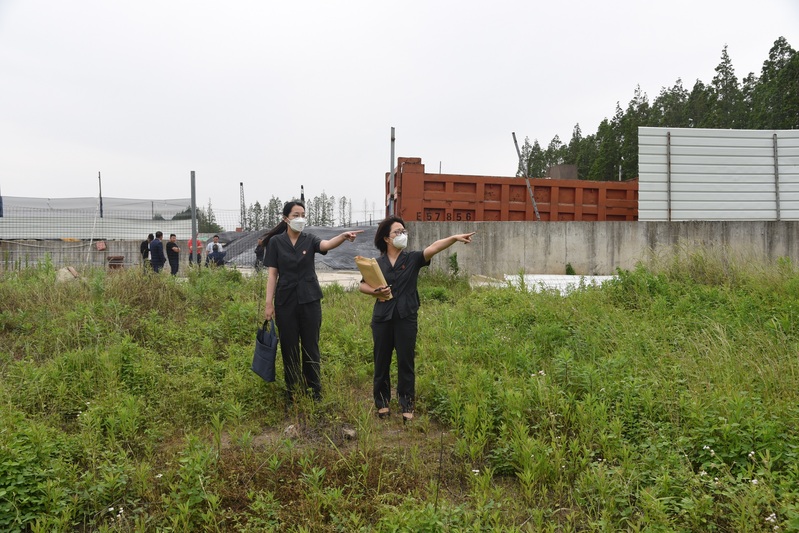 The Chongming Court team helps clear the water and green the banks, often dealing with rice and corn in their work, carrying the national emblem to the village for court sessions. Resources | Environment | Chongming Court