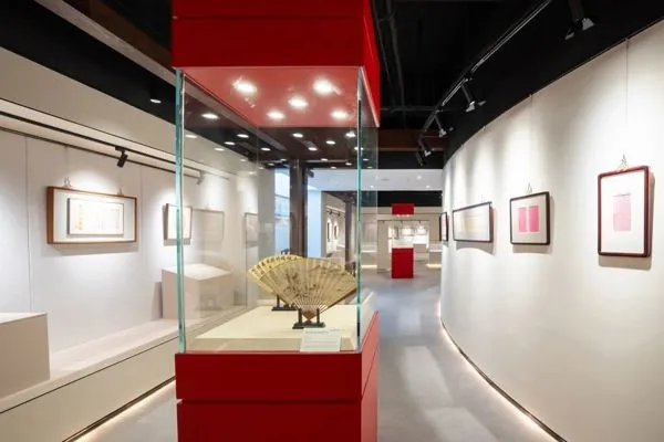 Manuscripts by famous artists such as Zeng Guofan, Qian Zhongshu, and Yu Guangzhong were unveiled, and the Minhang Art Center was completed.