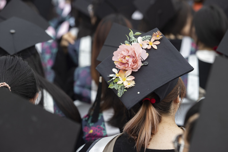 Flowers for security guards, applause for oneself... The graduation ceremony of Huashi Normal University is great. Love the Library | Graduate | Big Brother