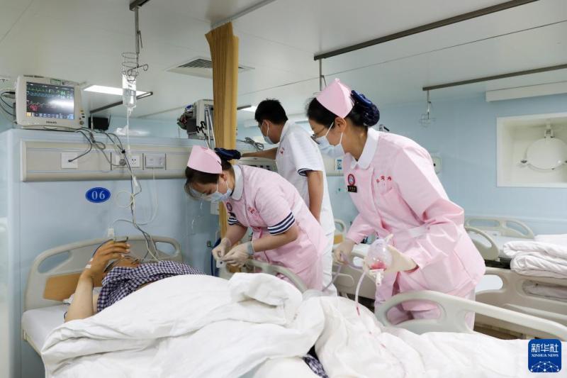 The Chinese Navy's "Peace Ark" hospital ship, the Ark, is used to treat injured Chinese fishermen on the Pacific Ocean | Hospital | Pacific Ocean