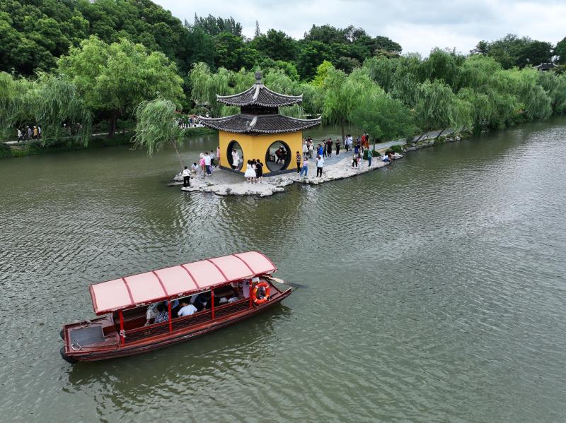 乐享假期时光。↑6月24日|甘肃省敦煌市鸣沙山月牙泉|假日