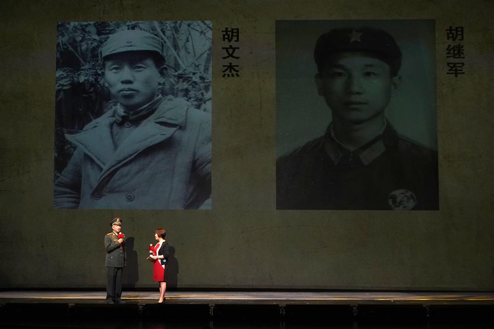74年后为文艺党课讲述“战上海”,他在父亲牺牲22天后出生胡文杰|文艺|父亲