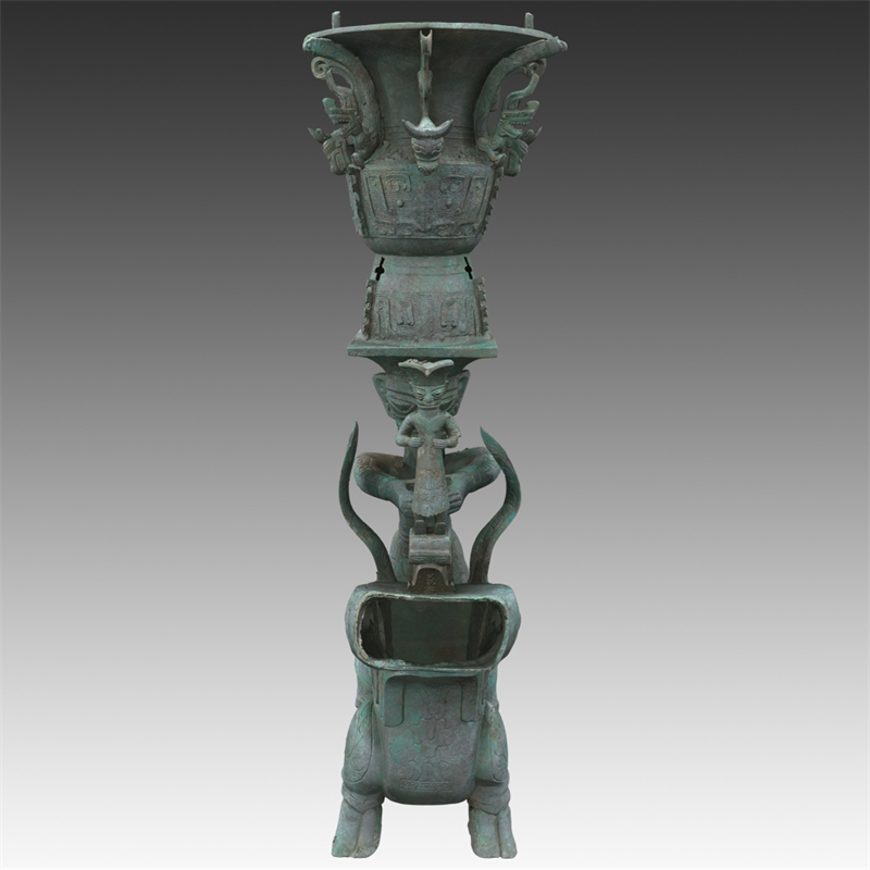 The Sanxingdui Site has successfully crossed pits and assembled two large bronze artifacts, which are either artistic images of sacrificial deities from the ancient Shu period