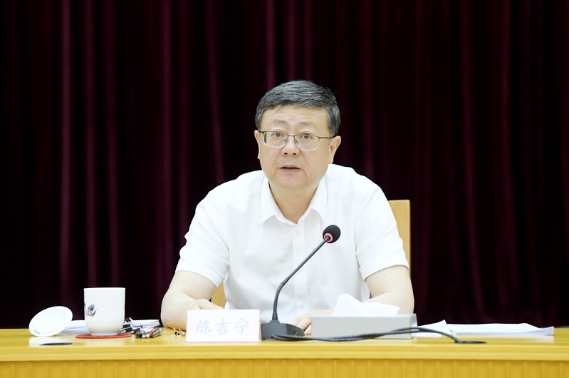 In order to lay a solid ideological foundation for the special democratic life meeting, comrades of the Standing Committee of the Municipal Party Committee exchanged learning experiences. At this meeting, Xi Jinping | Thought | Exchange and Learning