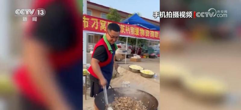 Volunteers bring pots and vegetables to help disaster stricken villagers eat hot rice in Xici Village, Zhuozhou, Hebei Province. August 6th | Volunteers