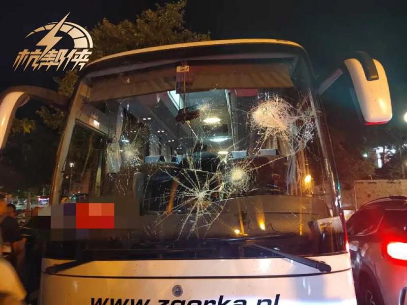 The thug got off the car for this reason, and the Hangzhou couple recounted the details of the attack in France: before the incident, a local child had once waved his hand at a bus consul | boy | child