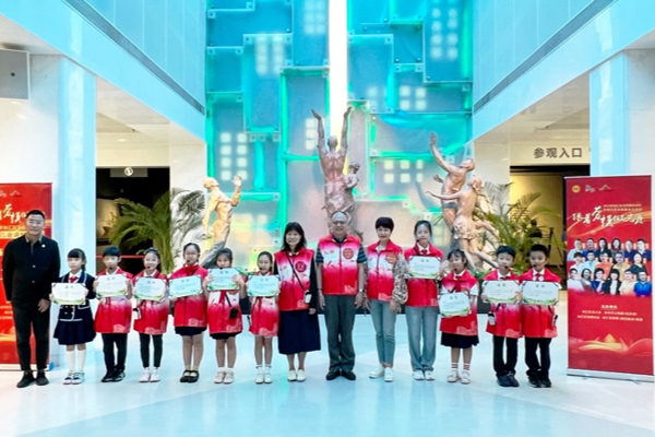 With a glorious new identity, these primary and secondary school students came to the Longhua Martyrs Memorial Hall before the start of school