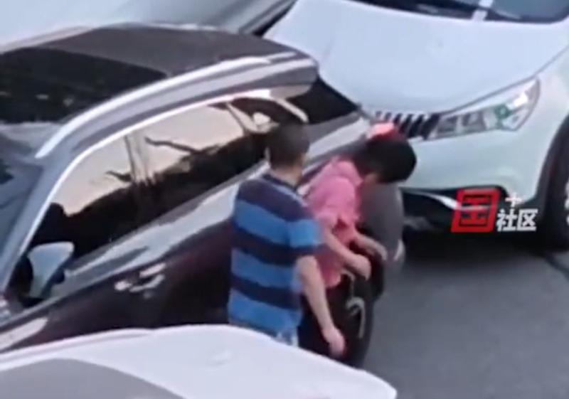 已被拘,西安警方通报“一男子当街殴打女性”：因家庭矛盾殴打其母视频|当街|男子