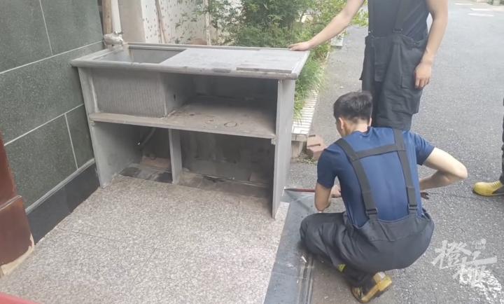消防员挖了两个半小时发现…,烫脚！杭州一居民家门口地面竟有80℃居民|地面|消防员