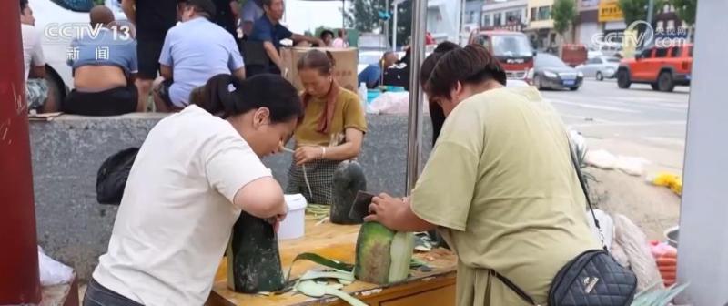 Volunteers bring pots and vegetables to help disaster stricken villagers eat hot rice in Xici Village, Zhuozhou, Hebei Province. August 6th | Volunteers