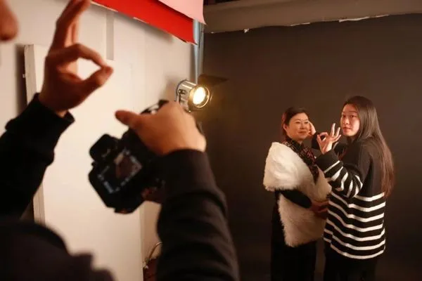 Citizens who took photos there gave them thumbs up, and a hearing-impaired couple opened a "silent photo studio" on this street in Shanghai