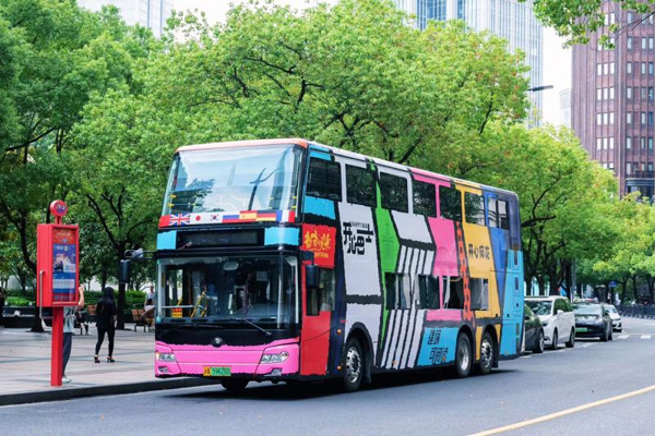 I can still watch movies!, Sightseeing and experiencing the first "happy bus" in Shanghai, in the thunder and lightning rainstorm