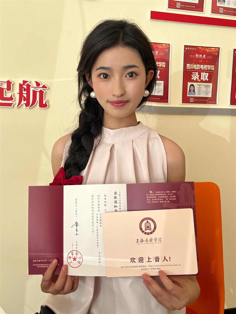 I am willing to repay it with a song. 19-year-old Yi girl Nili Jinzhi was admitted to Shanghai Conservatory of Music: Life Kisses Me with Pain | Mother | Shanghai Conservatory of Music