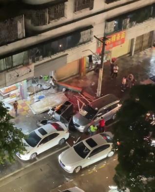 Shantou officials responded that tables and chairs exploded several meters away, and fast food restaurants exploded in the middle of the night. Video | Store | Tables and Chairs