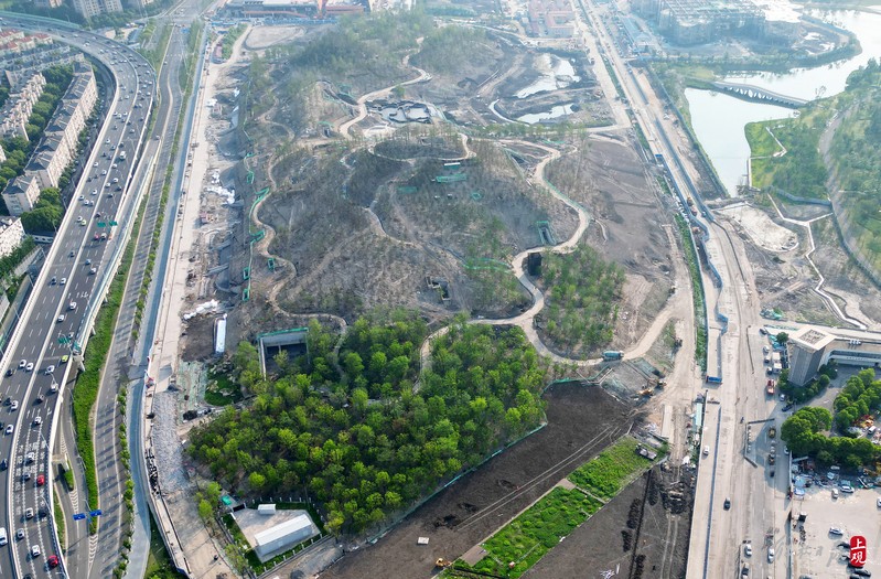 More than 60% of the Twin Towers in the World Expo Cultural Park are covered in green, creating a picturesque World Expo Cultural Park with "stacking mountains and managing water"