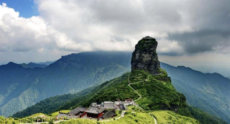 Notify them to accept investigation, prosecution: The violator has been identified, and tourists have randomly carved characters on the walls of the World Heritage site, Mount Fanjing | tourists | Mount Fanjing Cliff