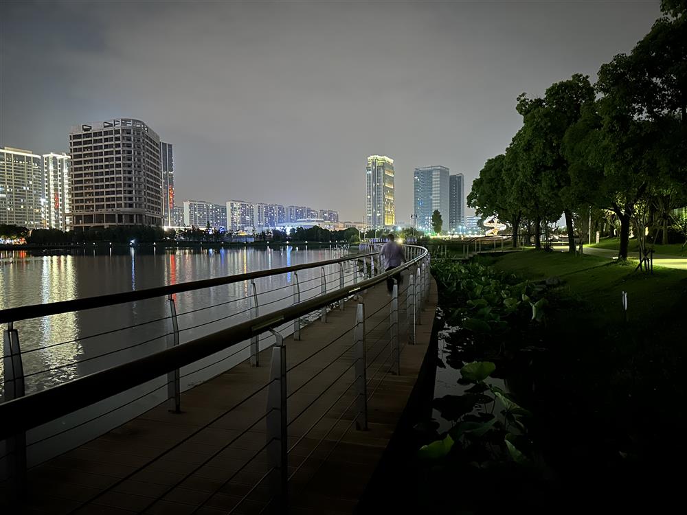 How can this park in Songjiang be more convenient for the people?, But I can only "get into the dark"! The lights are dim and there are no guardrails, making it a great destination area for summer nights