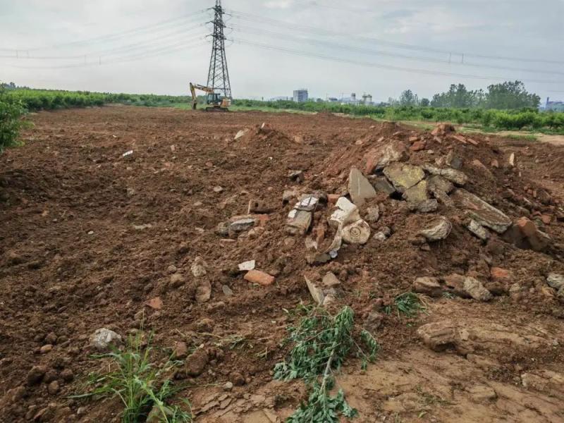 Investigation on the destruction of farmland and theft of sand and gravel at the border of Jiangsu and Shandong provinces: landfill of construction waste, sudden dumping of soil for reclamation. In the Huo family | farmland | garbage