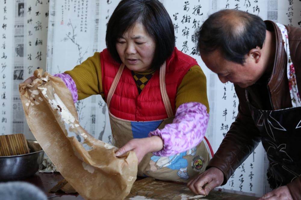 Splicing a pile of "shredded paper" into ancient calligraphy and paintings worth billions of yuan? Shanghai Suburban Old Craftsman Addicted to "Paper Surgery" for Over 40 Years Li Lingen | Calligraphy and Painting | Craftsman