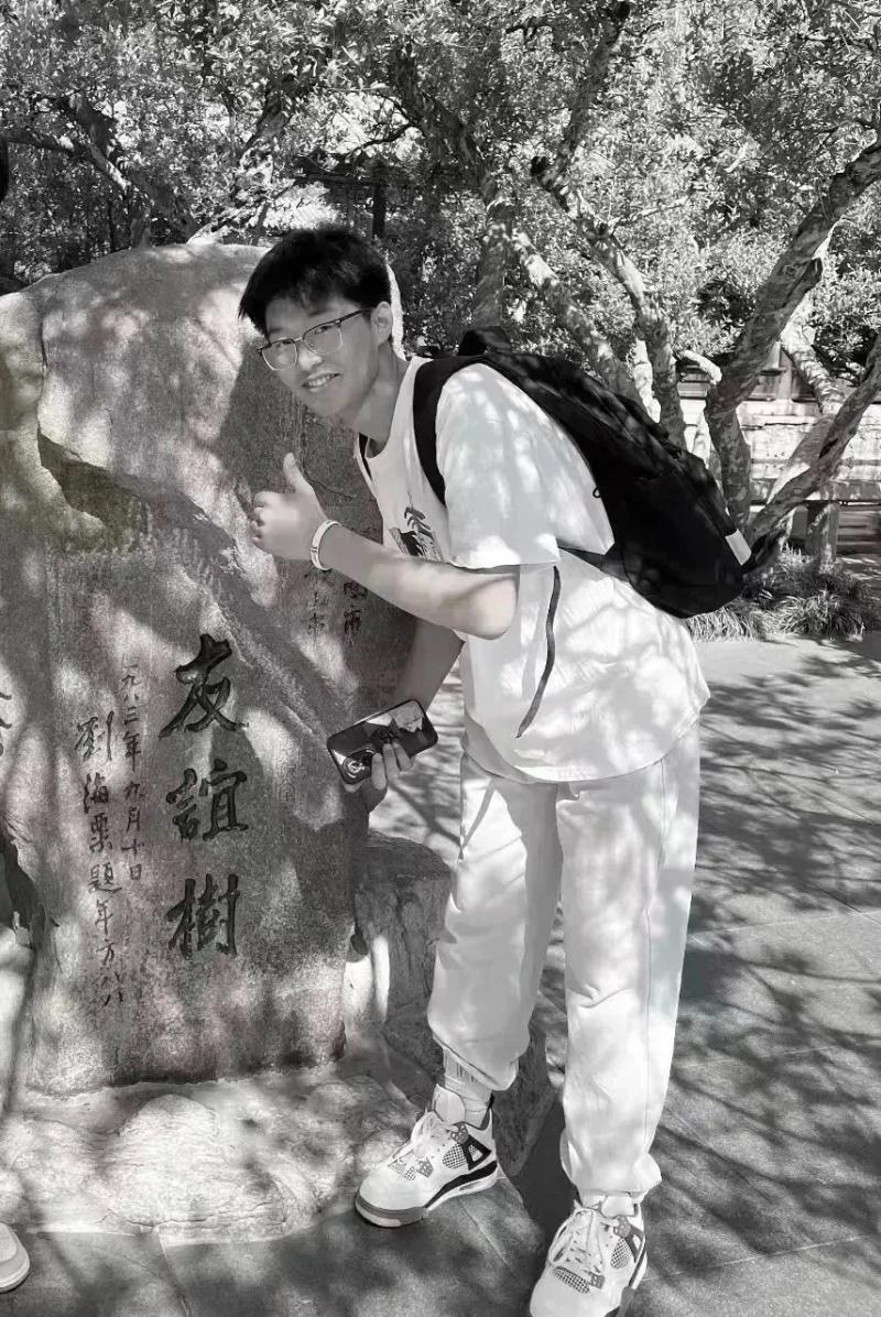 The school posted a memorial to the 19-year-old college student of Jining University who bravely rescued a drowning child and unfortunately died. Jining University | Ji Zheng | School