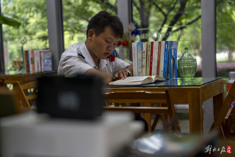 I have found him here who loves books, loves war history and martial arts novels. He is a reader | Wangjiangyi | Shanghai Book Fair