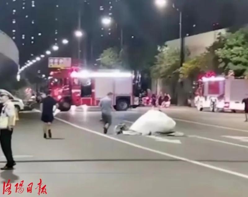 White "unidentified objects" appear on the streets of Luoyang? Official: Actually agricultural ammonium chloride, Binhe North Road | Wangcheng | Object