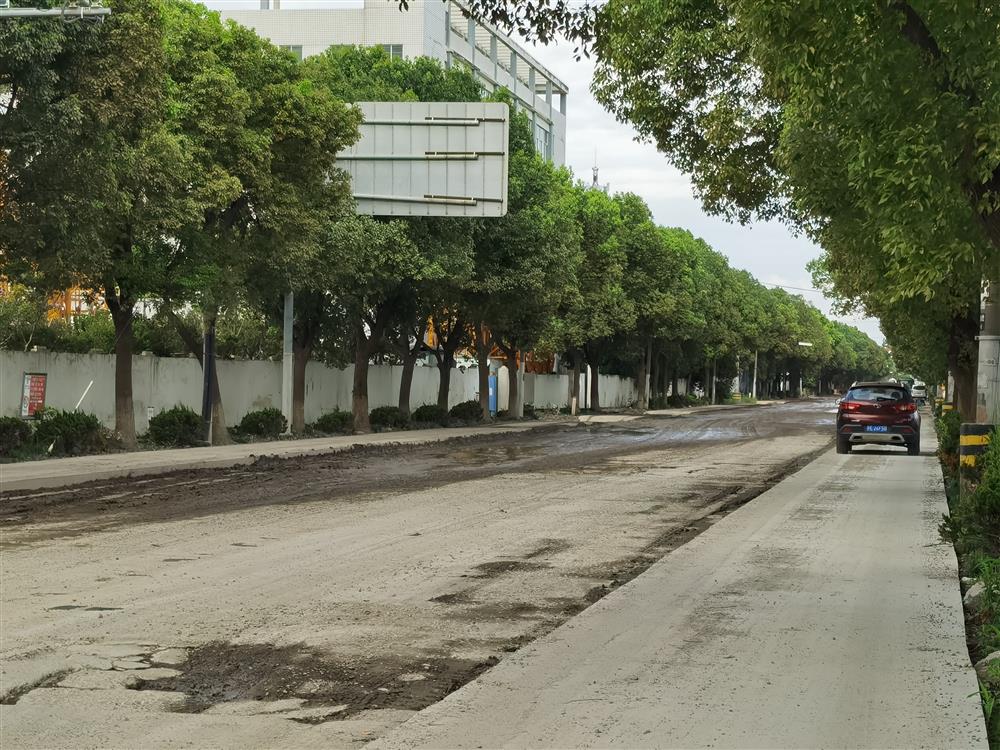 The road was crushed by hundreds of earthmoving vehicles, and this Yuyang Road is like a swamp! Vehicles around Songjiang South Station | Songjiang | Swamp Land