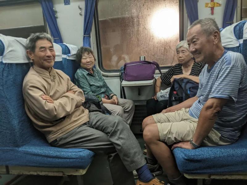 A seventy year old man recounts an unforgettable experience, "It's really pouring all their help!" On the transfer train, the transfer | train | help