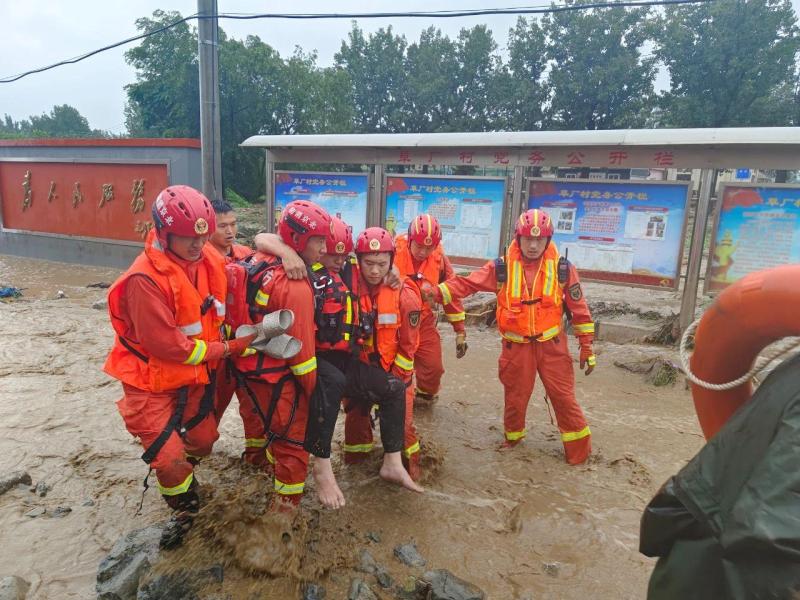 Beijing has transferred over 50000 people and more than 2000 armed police officers and soldiers for emergency rescue and heavy rainfall rescue. Latest situation - Road | Detachment | Officers and soldiers