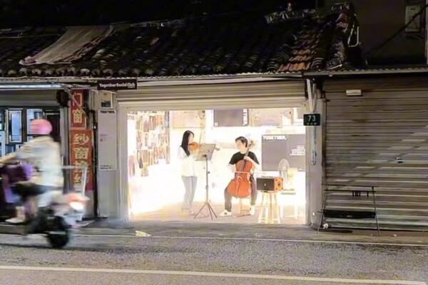 This is Shanghai!, The impromptu performance on the roadside in Anhua touched netizens: Romantic Room in the Market | Anhua Road | Shanghai