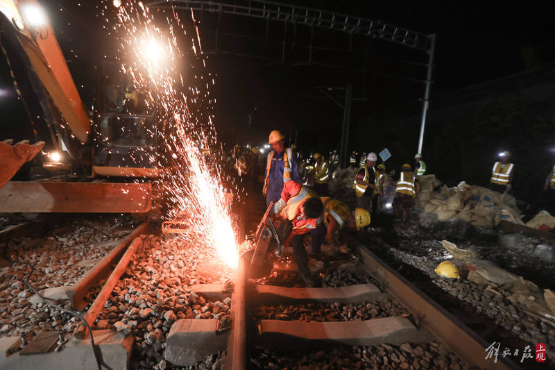 To vacate land for the Shanghai Suzhou Lake Railway, 2000 people and 330 minutes were required to complete the line connection of the Shanghai section of the Shanghai Kunming Railway
