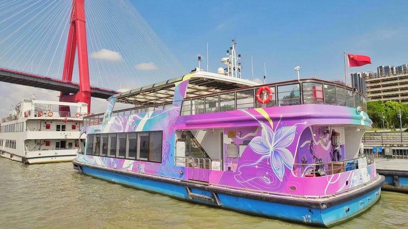 Appreciating the beautiful scenery while savoring the "Science Popularization Dinner", the "Science and Technology Chasing Light" cruise ship sets sail on the Huangpu River in Shanghai | Science and Technology | Cruise