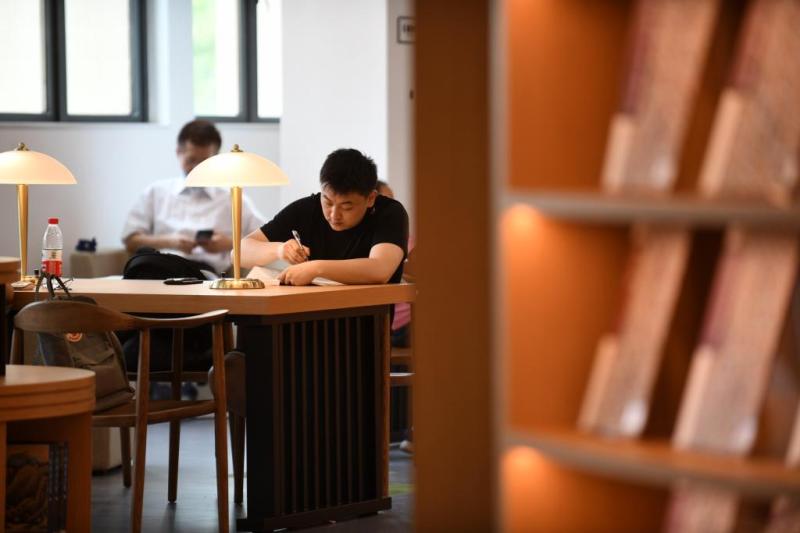 "Enjoying Summer Reading": Why Libraries Become Popular Readers Library | Beijing | Readers