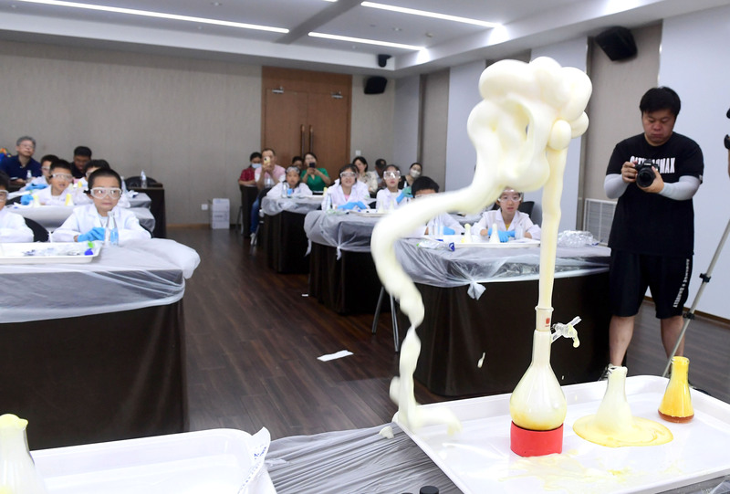 Experts from the Chinese Academy of Sciences guide elementary school students to conduct magical experiments and create "Elephant Toothpaste" on the first day of summer vacation. Elephant | Course | Toothpaste