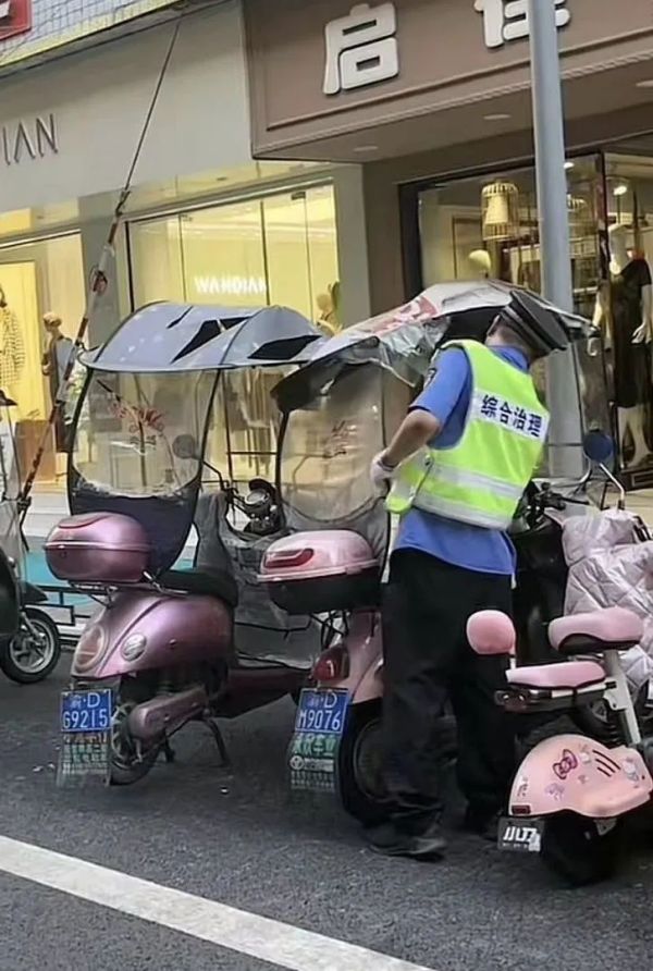 A law enforcement officer in Chongqing broke through the electric vehicle rain shelter one by one? Official response: The situation is true!