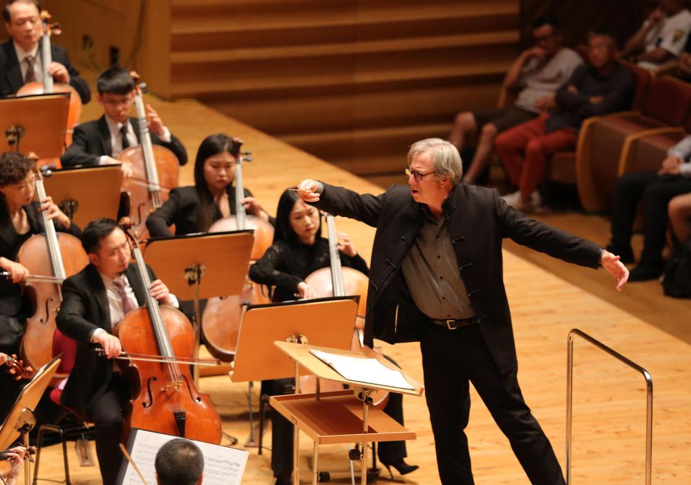 Violin rookie born in the 2000s, Yoshino Yoshimoto, appears at the Summer Music Festival: Shanghai Helps Me Realize My Dreams as a Conductor | Shanghai | Music Festival