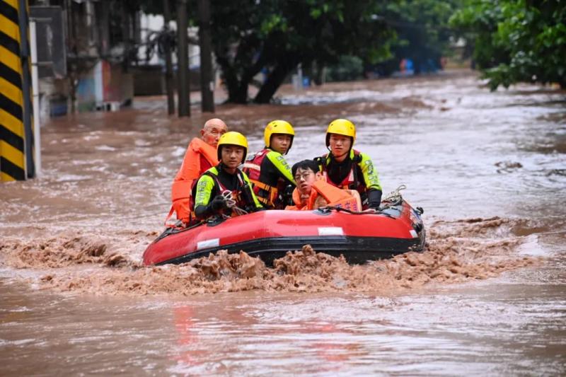洪灾一线救援直击,国家防总工作组赴重庆指导防汛救灾工作街道|救援|救灾