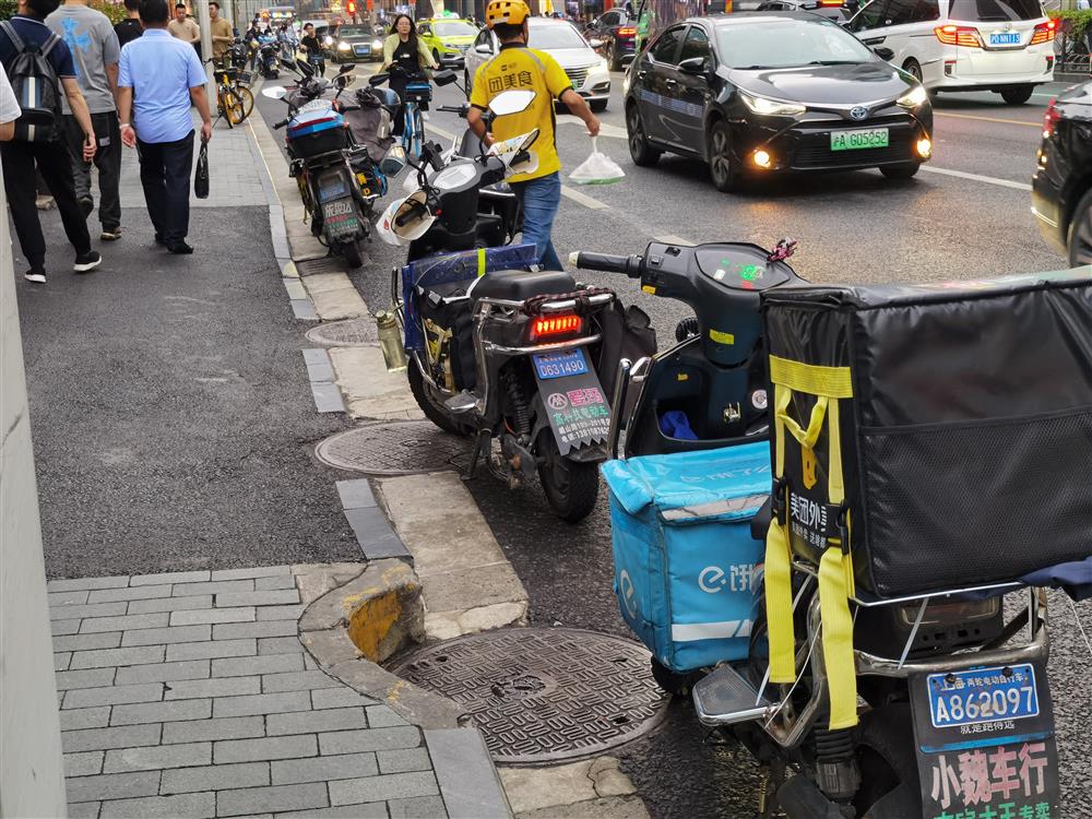 It has been over a year since the implementation of electronic license plates that specialize in driving against traffic and running lights: Why are electric delivery trucks still rampaging on the streets of Shanghai? Delivery | Transportation | Running Lights