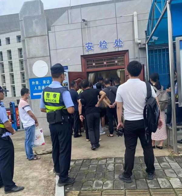 The defense counsel is still at the security checkpoint. The trial has ended? Lawyer in the "Feng Bo Case" was banned from bringing a computer to court to cause controversy | Computer | Protection | Court | Rights | Trial | Court | Lawyer