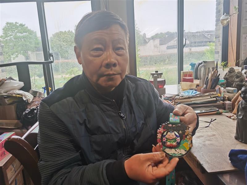 Shanghai people used to go to Wuxi to play and bring back about three things: Huishan clay figurines, sauce pork ribs, and oil gluten workshops | manpower | clay figurines