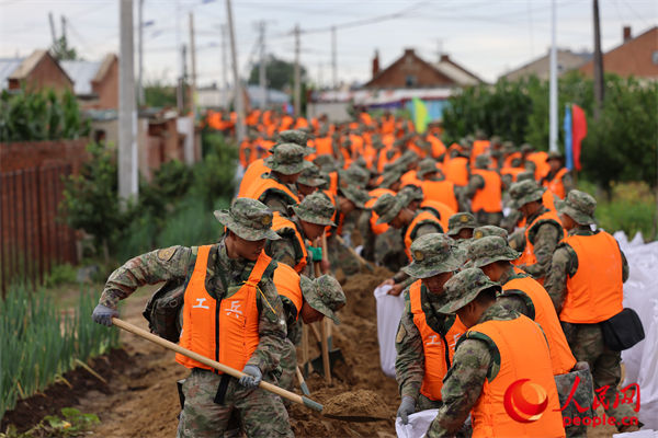 Loyalty to the people and loyalty to the people, fighting against floods by officers and soldiers | reinforcement | floods