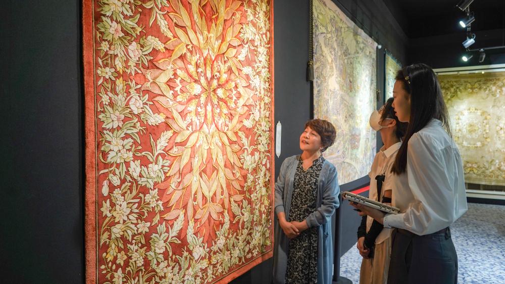 她的两幅丝毯作品被国家博物馆珍藏,50年坚守一门非遗技艺！近日丝毯|程美华|国家博物馆