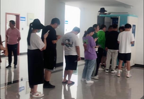 报名得排队3小时……网友：上次这么累还是高考,杭州驾校学车人数激增3倍去驾校|表示|高峰。记者|网友